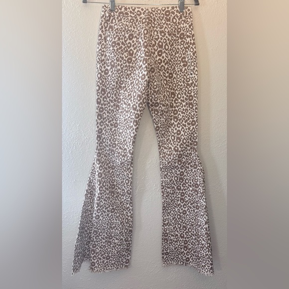 Women's SAINTS & HEARTS Beige White Cotton Blend Leopard Flare Jean Size 2 NWOT - Picture 5 of 9